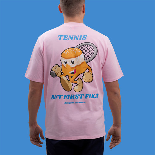 Ljusrosa oversize t-shirt i bomull med ett Tennis Semla-tryck på ryggen från Svenskhusman.