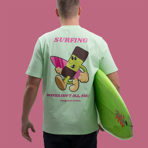 Hellgrünes Oversize-Baumwoll-T-Shirt mit einem surfenden Staubsauger-Motiv von Svenskhusman.