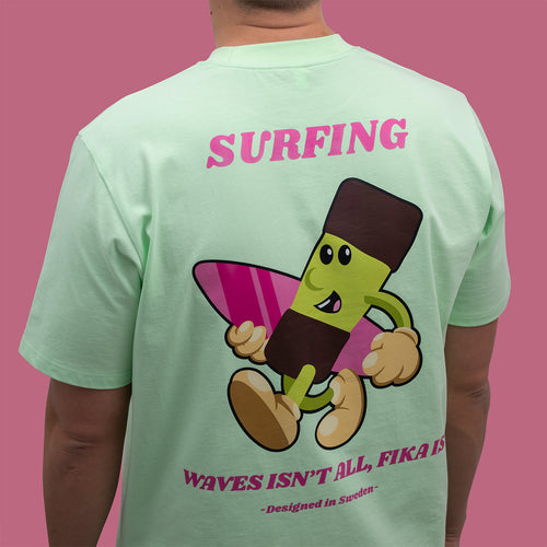 Hellgrünes Oversize-T-Shirt aus Baumwolle mit einem surfenden Dammsugare-Motiv von Svenskhusman.