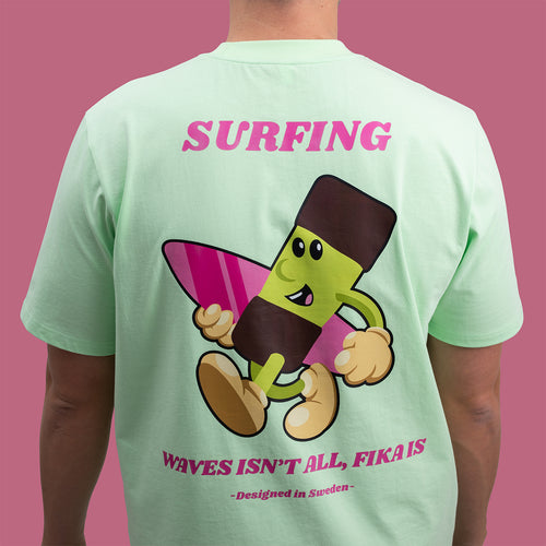 Surfing Dammsugare T-shirt i ljusgrön bomull med ett grafiskt ryggtryck från Svenskhusman.