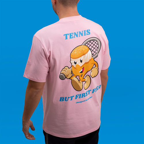 Ljusrosa oversize t-shirt i bomull med Tennis Semla-motiv och texten But First Fika på ryggen.