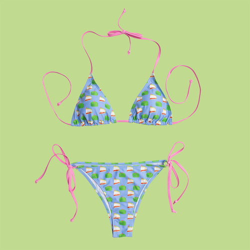 Ljusblå trekantsbikini med mönster av prinsesstårtor och rosa knytband från märket Svenskhusman.