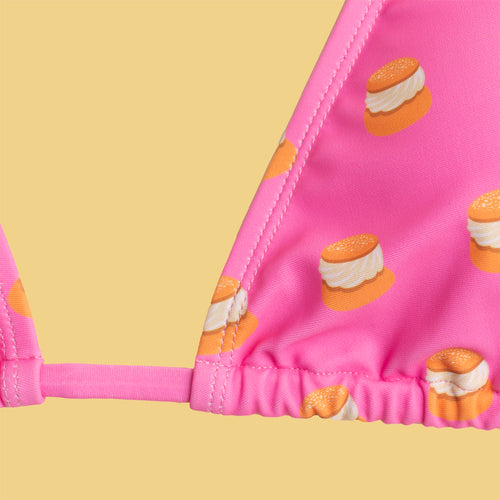 Rosa trekantsbikini med mönster av semlor, närbild på bikiniöverdelens detaljer från Svenskhusman.