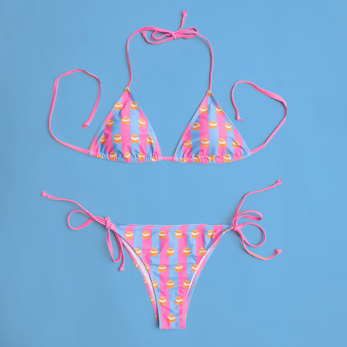 Ljusblå och rosa randig trekantsbikini med mönster av semlor och rosa knytband, från Svenskhusman.