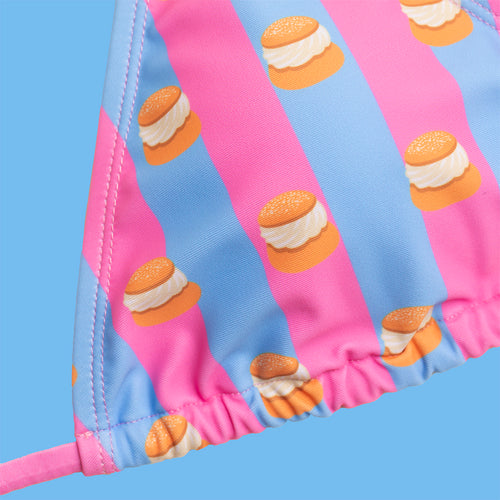 Gestreifter Triangel-Bikini in Hellblau und Rosa mit schwedischem Semla-Muster von Svenskhusman.