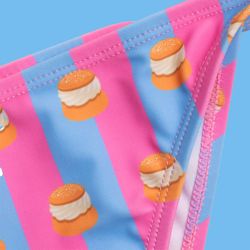Hellblau und rosa gestreifter Dreiecks-Bikini mit verspieltem Semla-Muster von Svenskhusman.