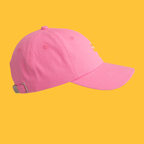 Rosa keps i vintage-stil med broderad semla framtill från Svenskhusman.