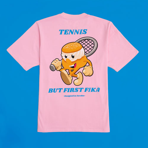 Ljusrosa oversize t-shirt i kraftig bomull med en tennisspelande semla och texten But First Fika.