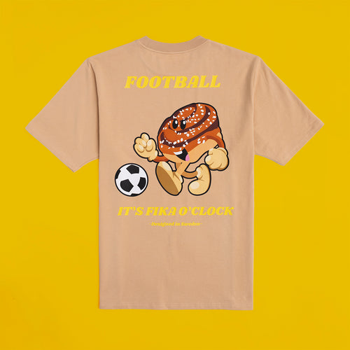 Beige oversize t-shirt i bomull med tryck av en fotbollsspelande kanelbulle från Svenskhusman.