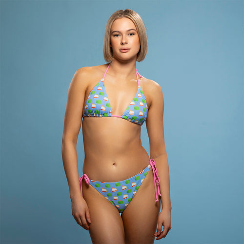 Ljusblå trekantsbikini med prinsesstårtemönster och rosa knytband buren av modell, Svenskhusman.