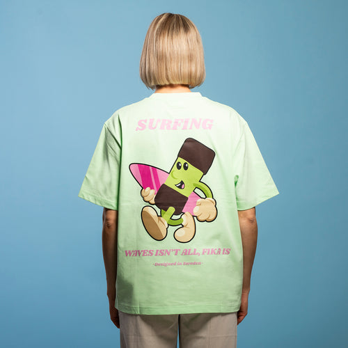 Ljusgrön oversize t-shirt i bomull med tryck av en surfande dammsugare på ryggen från Svenskhusman.