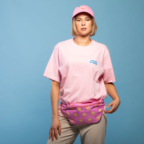 Ljusrosa Tennis Semla oversize t-shirt i kraftig bomull på en modell - Svenskhusman