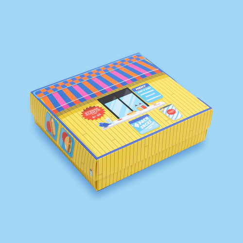 Gul presentbox formad som en grillkiosk för 4-pack strumpor från Svenskhusman.