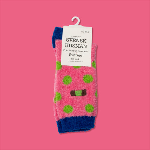 Fluffy pink socks with green dots and a Dammsugare punsch roll pattern by Svenskhusman.