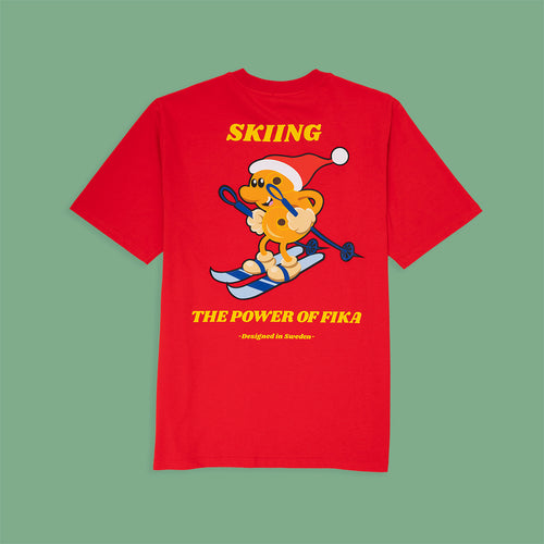 Röd oversize t-shirt med tryck av en skidåkande lussebulle och gul text - Svenskhusman