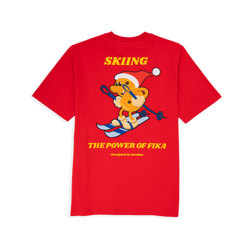 Rotes Skiing Lussebulle T-Shirt aus Baumwolle mit skifahrendem Safranbrötchen auf dem Rücken.