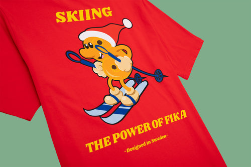 Rotes Skiing Lussebulle T-Shirt mit Aufdruck einer skifahrenden Saffransbulle – Svenskhusman