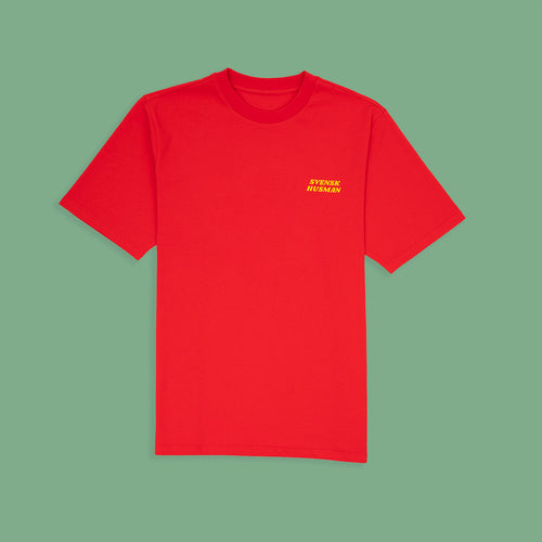 Röd Skiing Lussebulle t-shirt i bomull med gul logotyp från Svenskhusman.