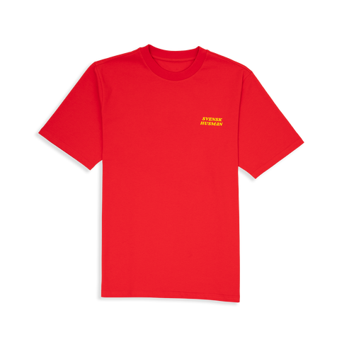 Rotes Skiing Lussebulle T-Shirt aus schwerer Baumwolle mit gelbem Logo von Svenskhusman.