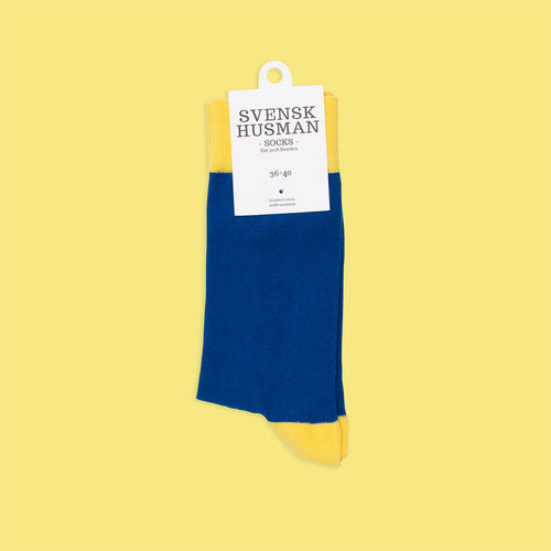 Blue and yellow contrast socks by Svenskhusman, made from soft combed cotton with yellow heels and toes.