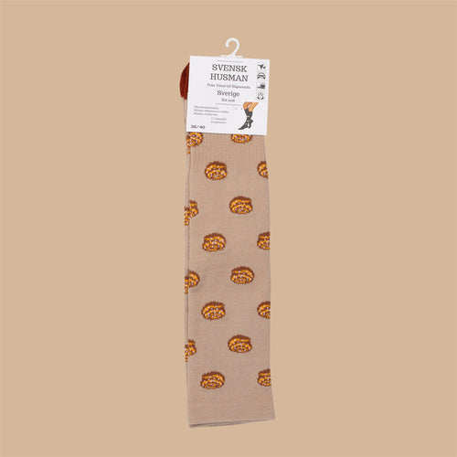 Støttestrømper med mønster af brune kanelsnegle på beige baggrund fra Svenskhusman.