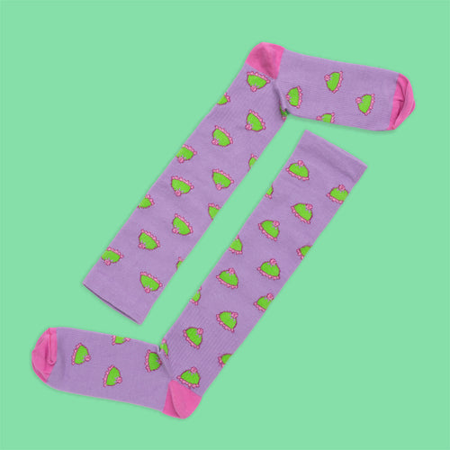 Ljuslila stödstrumpor med motiv av prinsesstårtor och rosa detaljer - Svenskhusman