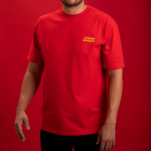 Weihnachtsrotes Oversize-T-Shirt aus kräftiger Baumwolle mit gelbem Logo auf der Brust – Svenskhusman
