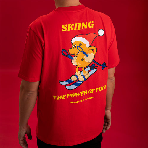 Rotes Baumwoll-T-Shirt mit Rückendruck eines skifahrenden Lussebulle von Svenskhusman.