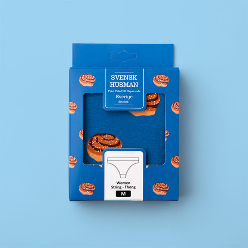 Blå förpackning för Stringtrosor Thong - Kanelbullen från Svenskhusman med mönster av kanelbullar.