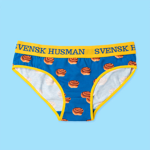 Blå brief-trosor med mönster av kanelbullar och en gul midjeresår från märket Svenskhusman.