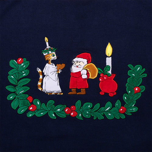 Dunkelblauer Weihnachtspullover mit besticktem Motiv von Findus als Lucia und Pettson am grünen Kranz - Svenskhusman