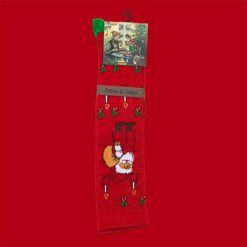 Røde støttestrømper med julemotiv af Findus som Lucia fra Peddersen og Findus, Svenskhusman.