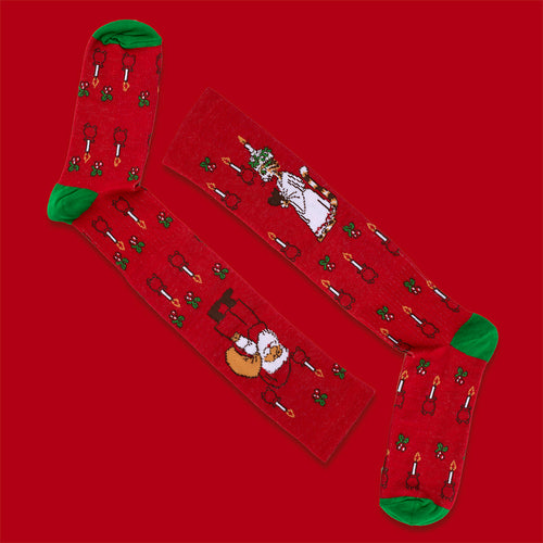 Røde støttestrømper med motiver af Findus som Lucia og Peddersen som julemand fra Svenskhusman.