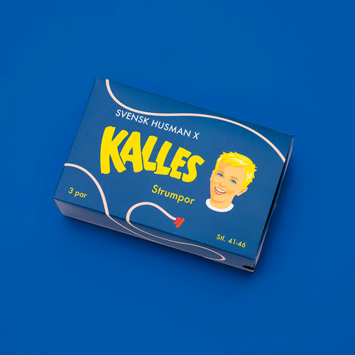 Blå presentbox med 3 par Kalles Kaviar originalstrumpor från Svenskhusman.