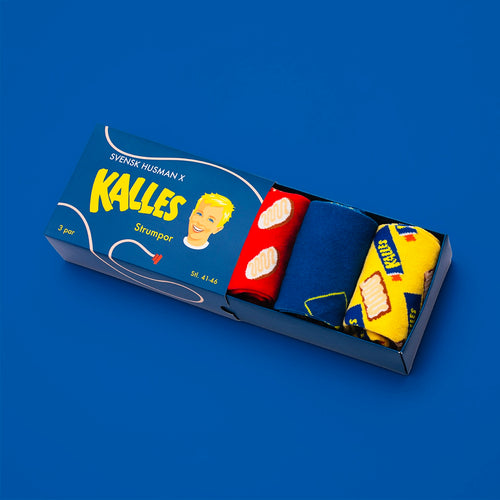 Blå presentbox med tre par Kalles Kaviar-strumpor i rött, blått och gult från Svenskhusman.