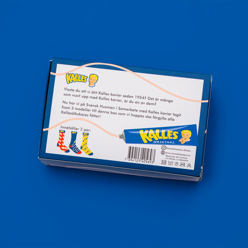 Blå presentbox med tre par mönstrade Kalles kaviar-strumpor från märket Svenskhusman.