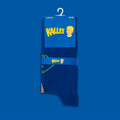 Blå mönstrade strumpor med Kalles Kaviar-motiv i förpackning från Svenskhusman.