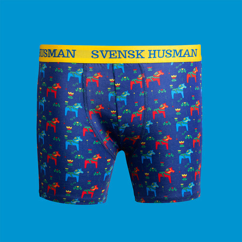 Blå boxerkalsonger med mönster av dalahästar och en gul resår från Svenskhusman.