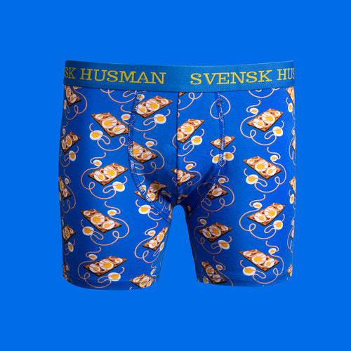 Blå boxerkalsonger i mjuk bomull med mönster av knäckemacka med kaviar och ägg från Svenskhusman.