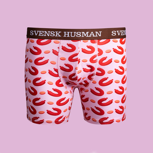 Rosa boxerkalsonger med falukorvsmönster och textad resår från varumärket Svenskhusman.