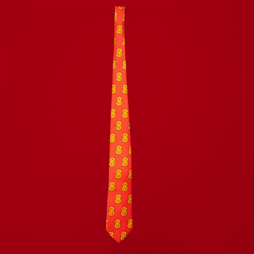 Röd slips med mönster av gyllengula lussekatter i polyester, en julig accessoar från Svenskhusman.
