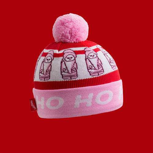 Stickad rosa och röd mössa med Juleskum-tomtar, texten HO HO och en rosa tofs från Svenskhusman.