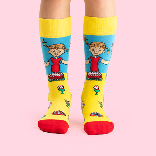 Gula och blå barnstrumpor med motiv av Pippi Långstocking på kalas från Svenskhusman.