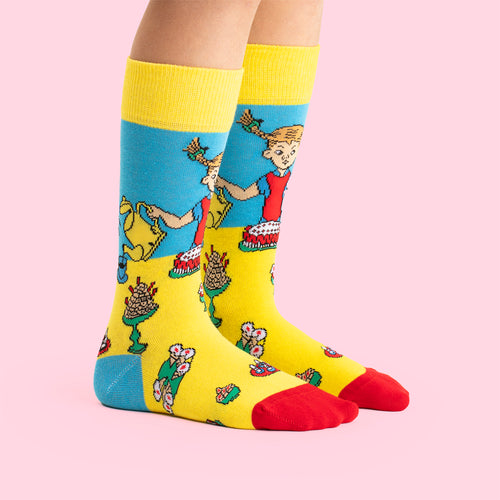 Barnstrumpor Pippi Kalas i gult och blått med lekfullt motiv av Pippi Långstrump från Svenskhusman.
