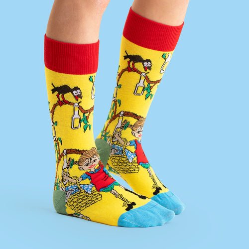 Gelbe Kindersocken mit Pippi Langstrumpf im Limonadenbaum, roten Bündchen und blauen Zehen – Svenskhusman