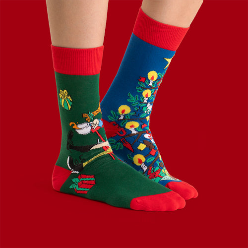 Gröna och blå julstrumpor med Pippi Långstrump-motiv och röda detaljer från Svenskhusman.