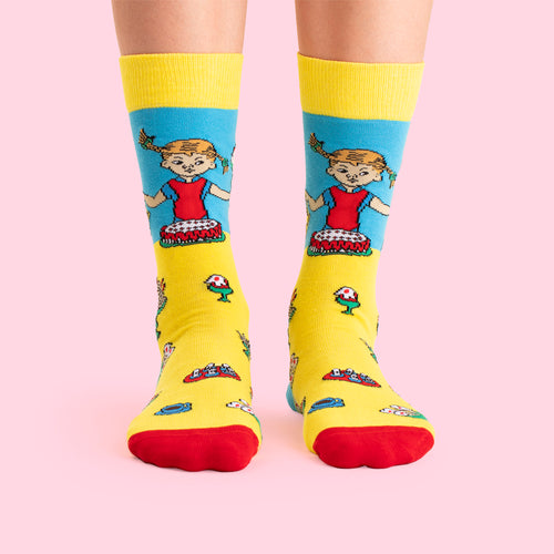 Gula Pippi Kalas-strumpor med motiv av Pippi Långstrump och en tårta från Svenskhusman.