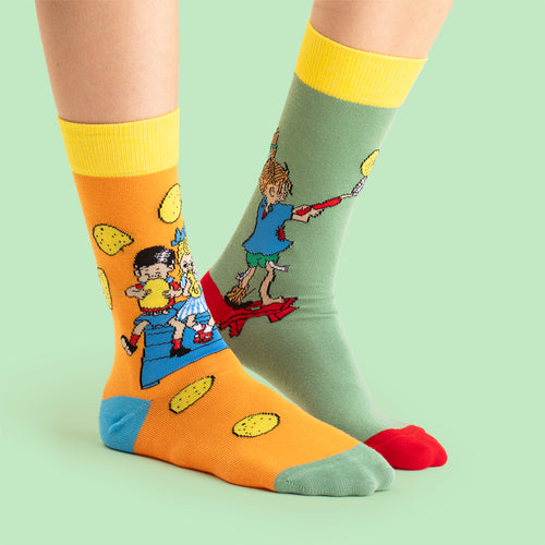 Färgglada Pippi Långstrump-strumpor med motiv av pannkaksstekning och hennes vänner från Svenskhusman.