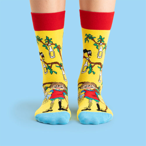 Gelbe Pippi Langstrumpf Socken mit Limonadenbaum-Motiv, roten Bündchen und blauen Spitzen von Svenskhusman.