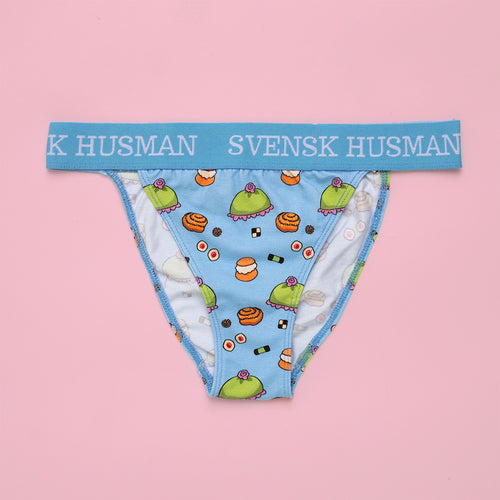 Baby blue cotton thong panties with a fika pattern and Svenskhusman logo on a pink background.